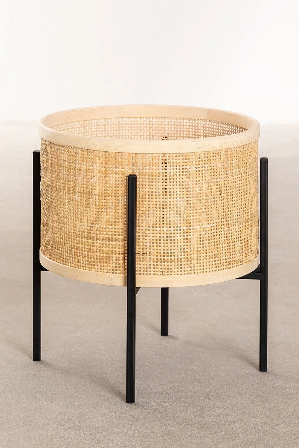 Descubre la elegancia del Macetero en Ratán Xylan de Jameos Estudio. Diseño resistente, fácil mantenimiento y sofisticación para tus plantas. ¡Transforma con estilo!