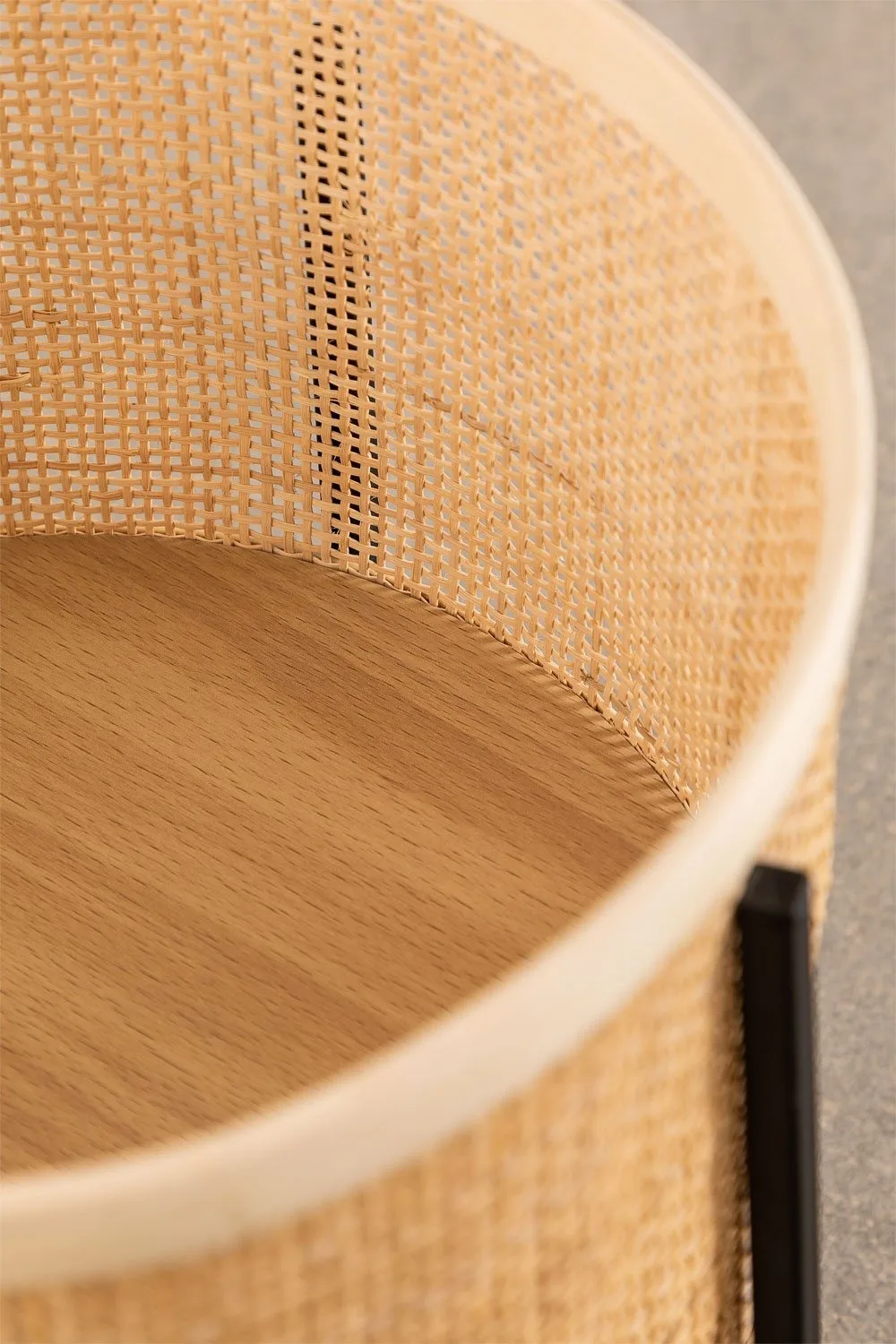 Descubre la elegancia del Macetero en Ratán Xylan de Jameos Estudio. Diseño resistente, fácil mantenimiento y sofisticación para tus plantas. ¡Transforma con estilo!