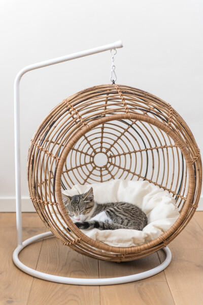 Cama cesta colgante para mascotas de la tienda de decoración y diseño de interiores Jameos Estudio