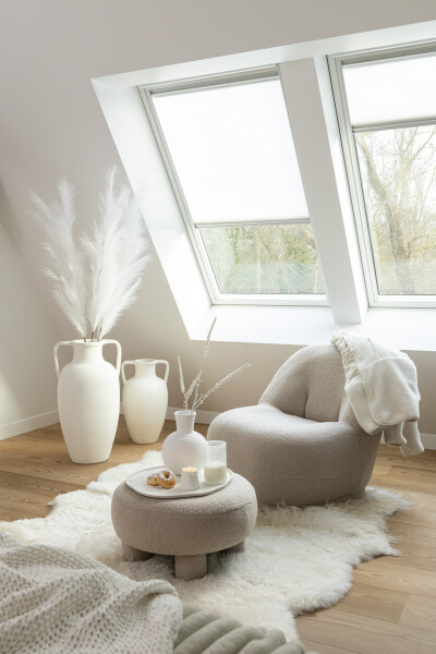 Descubre el Lumara, nuestro exclusivo Pouf de terciopelo blanco beige, fusionando elegancia y comodidad para transformar tu espacio con estilo.
