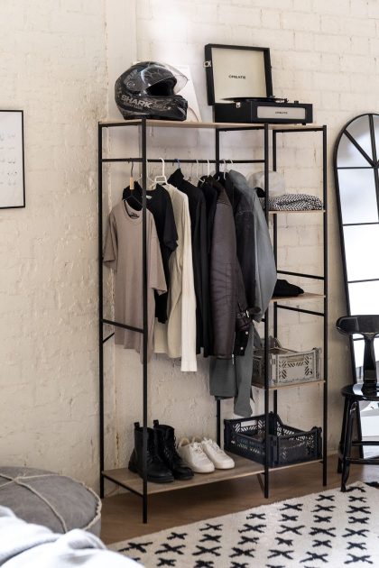 Descubre el Armario Vexa de Jameos Estudio: estilo industrial y funcionalidad en un diseño abierto. ¡Ordena con estilo!