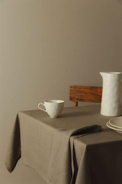 Descubre la elegancia del Mantel en Lino Jiko de Jameos Estudio. Diseño versátil, 100% lino. Calidez y estilo para tu mesa. ¡Haz cada comida única!