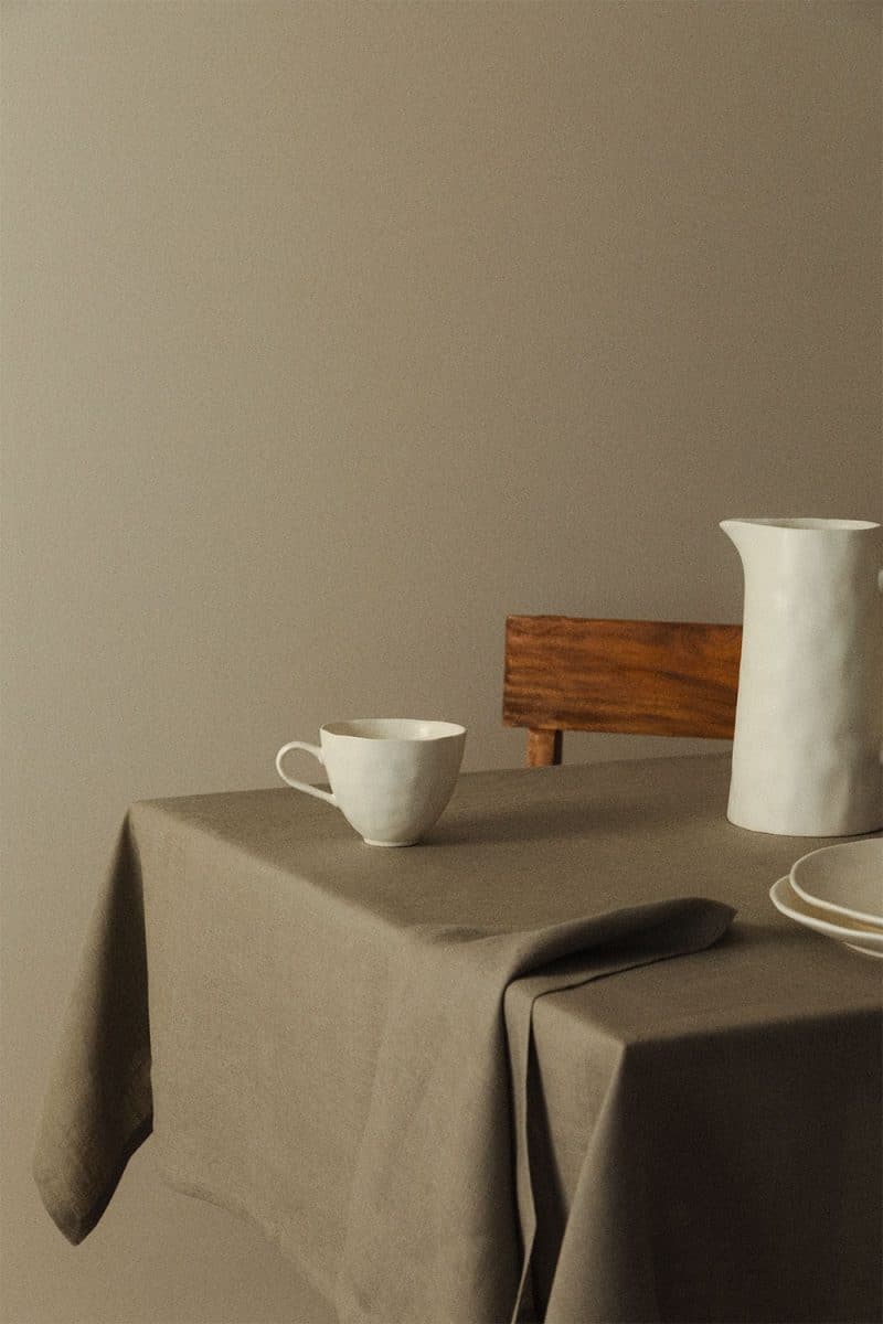 Descubre la elegancia del Mantel en Lino Jiko de Jameos Estudio. Diseño versátil, 100% lino. Calidez y estilo para tu mesa. ¡Haz cada comida única!