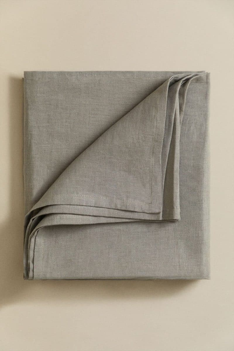 Descubre la elegancia del Mantel en Lino Jiko de Jameos Estudio. Diseño versátil, 100% lino. Calidez y estilo para tu mesa. ¡Haz cada comida única!