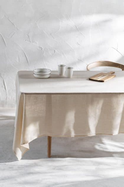 Descubre la elegancia del Mantel en Lino Jiko de Jameos Estudio. Diseño versátil, 100% lino. Calidez y estilo para tu mesa. ¡Haz cada comida única!