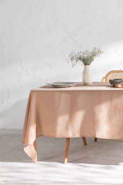 Descubre la elegancia del Mantel en Lino Jiko de Jameos Estudio. Diseño versátil, 100% lino. Calidez y estilo para tu mesa. ¡Haz cada comida única!