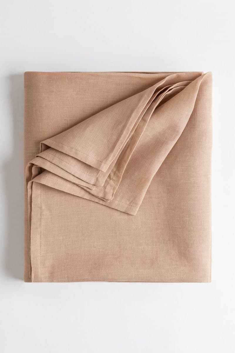 Descubre la elegancia del Mantel en Lino Jiko de Jameos Estudio. Diseño versátil, 100% lino. Calidez y estilo para tu mesa. ¡Haz cada comida única!