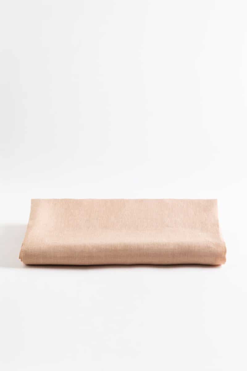 Descubre la elegancia del Mantel en Lino Jiko de Jameos Estudio. Diseño versátil, 100% lino. Calidez y estilo para tu mesa. ¡Haz cada comida única!
