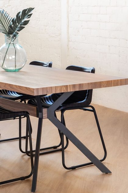 Descubre la elegancia industrial con la Mesa Zest de Jameos Estudio. MDF y metal (180x90 cm), resistente y estilizada para tu comedor. ¡Transforma con estilo en Jameos Estudio!