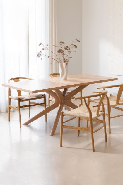 Descubre la elegancia de la Mesa Vexi de Jameos Estudio: 180x90 cm de madera MDF y caucho. Ideal para 8 comensales.