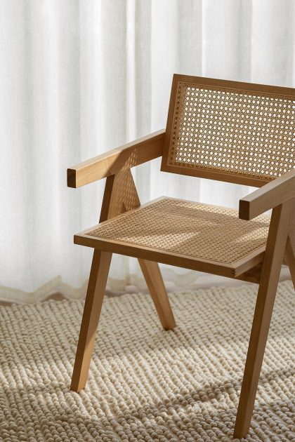 Transforma tu hogar con la elegante Silla de Comedor en Ratán de Jameos Estudio. Estilo vintage, confort excepcional. ¡Descúbrela ahora!