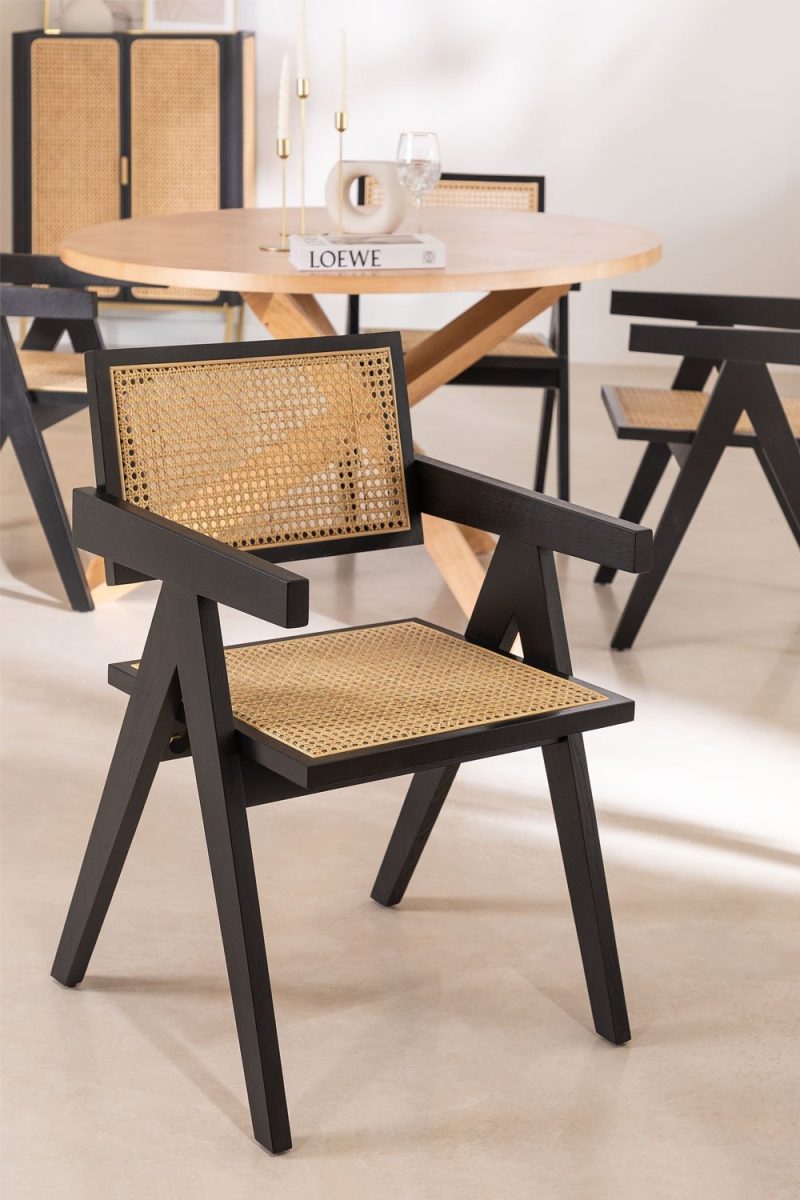 Transforma tu hogar con la elegante Silla de Comedor en Ratán de Jameos Estudio. Estilo vintage, confort excepcional. ¡Descúbrela ahora!