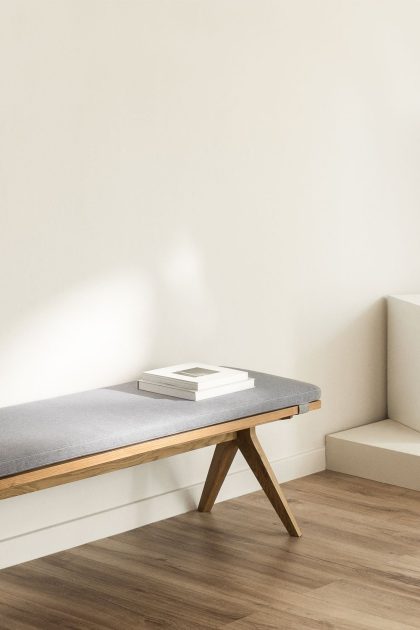 Descubre la elegancia del Banco en Madera de Roble de Jameos Estudio: funcionalidad y estilo en cada rincón de tu hogar.
