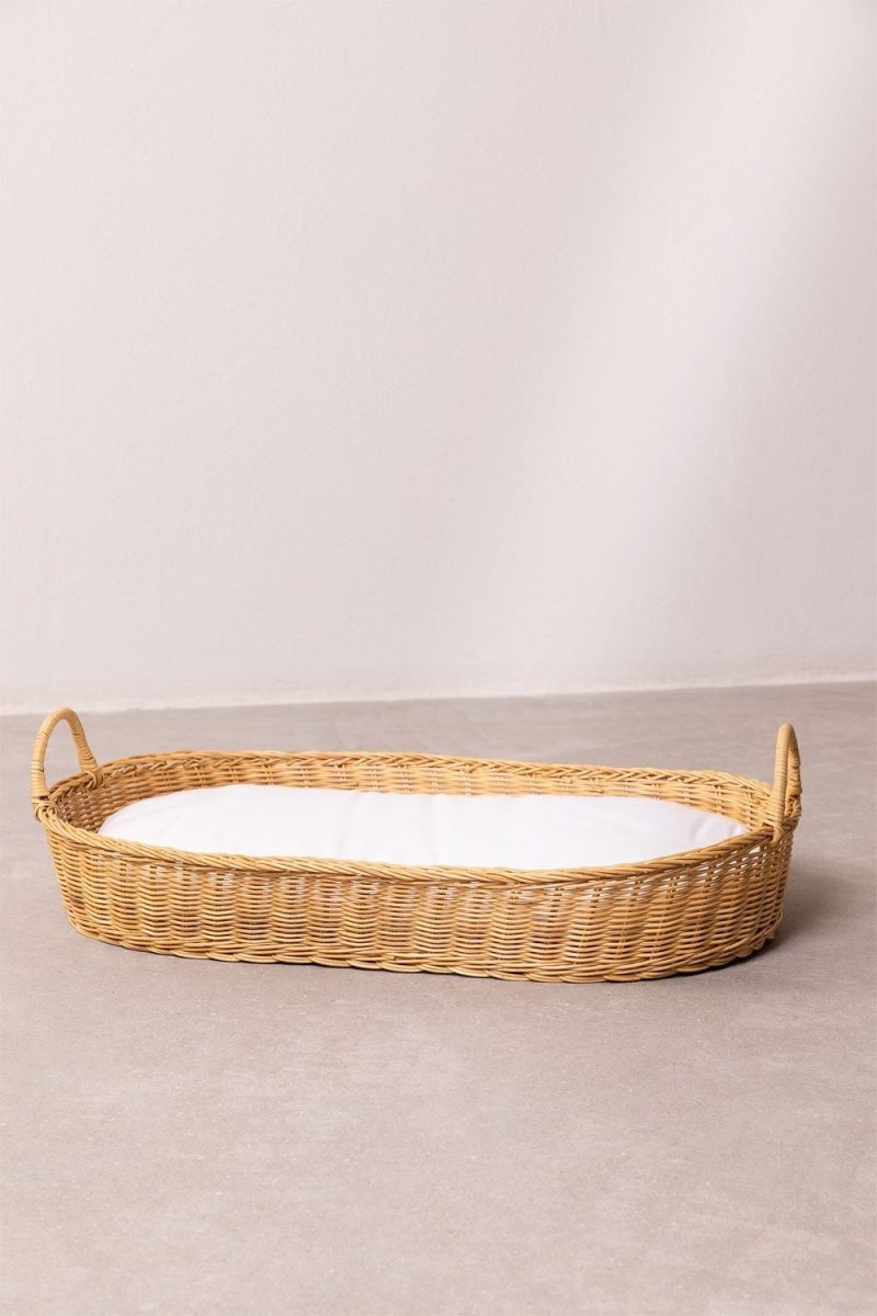 Descubre la elegante Cama para Mascotas Tob de Jameos Estudio: ratán natural, cojines de fibra. Versátil y desenfundable, perfecta para mimar a tu mascota con estilo. ¡Confort y diseño en cada rincón!