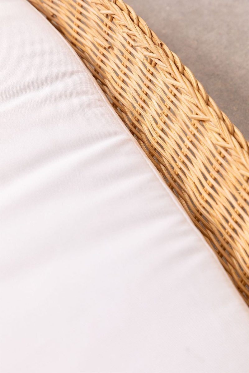 Descubre la elegante Cama para Mascotas Tob de Jameos Estudio: ratán natural, cojines de fibra. Versátil y desenfundable, perfecta para mimar a tu mascota con estilo. ¡Confort y diseño en cada rincón!