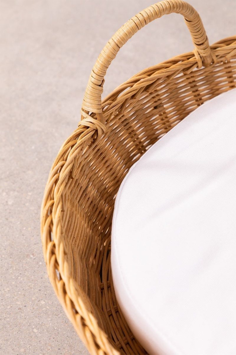 Descubre la elegante Cama para Mascotas Tob de Jameos Estudio: ratán natural, cojines de fibra. Versátil y desenfundable, perfecta para mimar a tu mascota con estilo. ¡Confort y diseño en cada rincón!