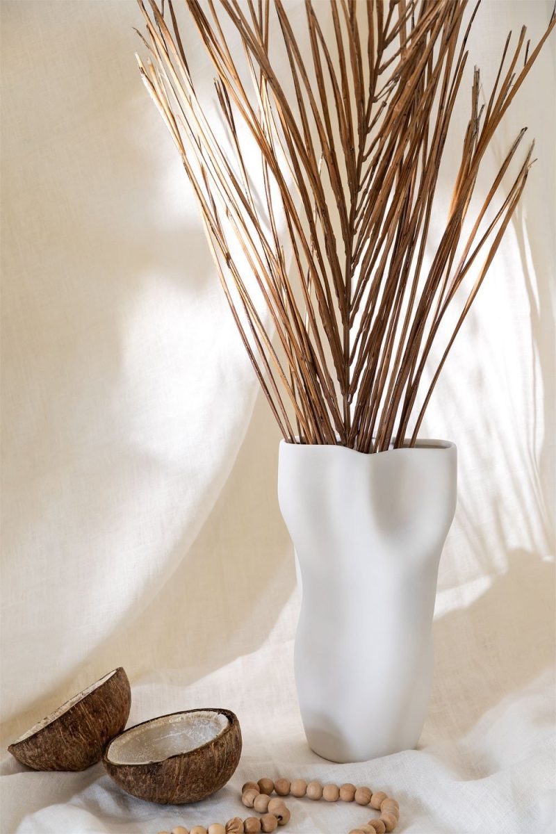 Eleva tu decoración con el Jarrón en Cerámica Jinx de Jameos Estudio. Elegancia, versatilidad y calidad en un diseño único. ¡Descúbrelo ahora!