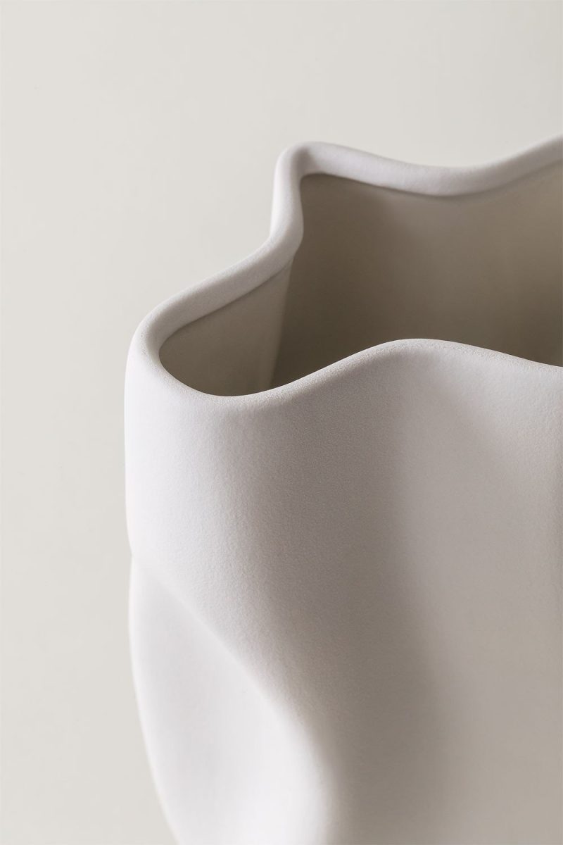 Eleva tu decoración con el Jarrón en Cerámica Jinx de Jameos Estudio. Elegancia, versatilidad y calidad en un diseño único. ¡Descúbrelo ahora!