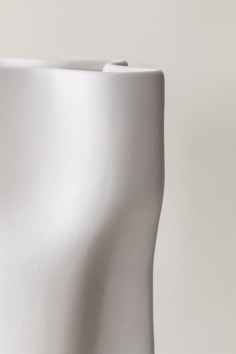 Eleva tu decoración con el Jarrón en Cerámica Jinx de Jameos Estudio. Elegancia, versatilidad y calidad en un diseño único. ¡Descúbrelo ahora!