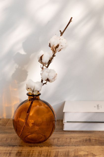 Descubre la elegancia eco-friendly del Jarrón en Vidrio Reciclado Pura de Jameos Estudio. Sofisticación y sostenibilidad en cada detalle.