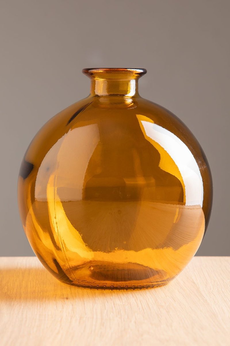 Descubre la elegancia eco-friendly del Jarrón en Vidrio Reciclado Pura de Jameos Estudio. Sofisticación y sostenibilidad en cada detalle.