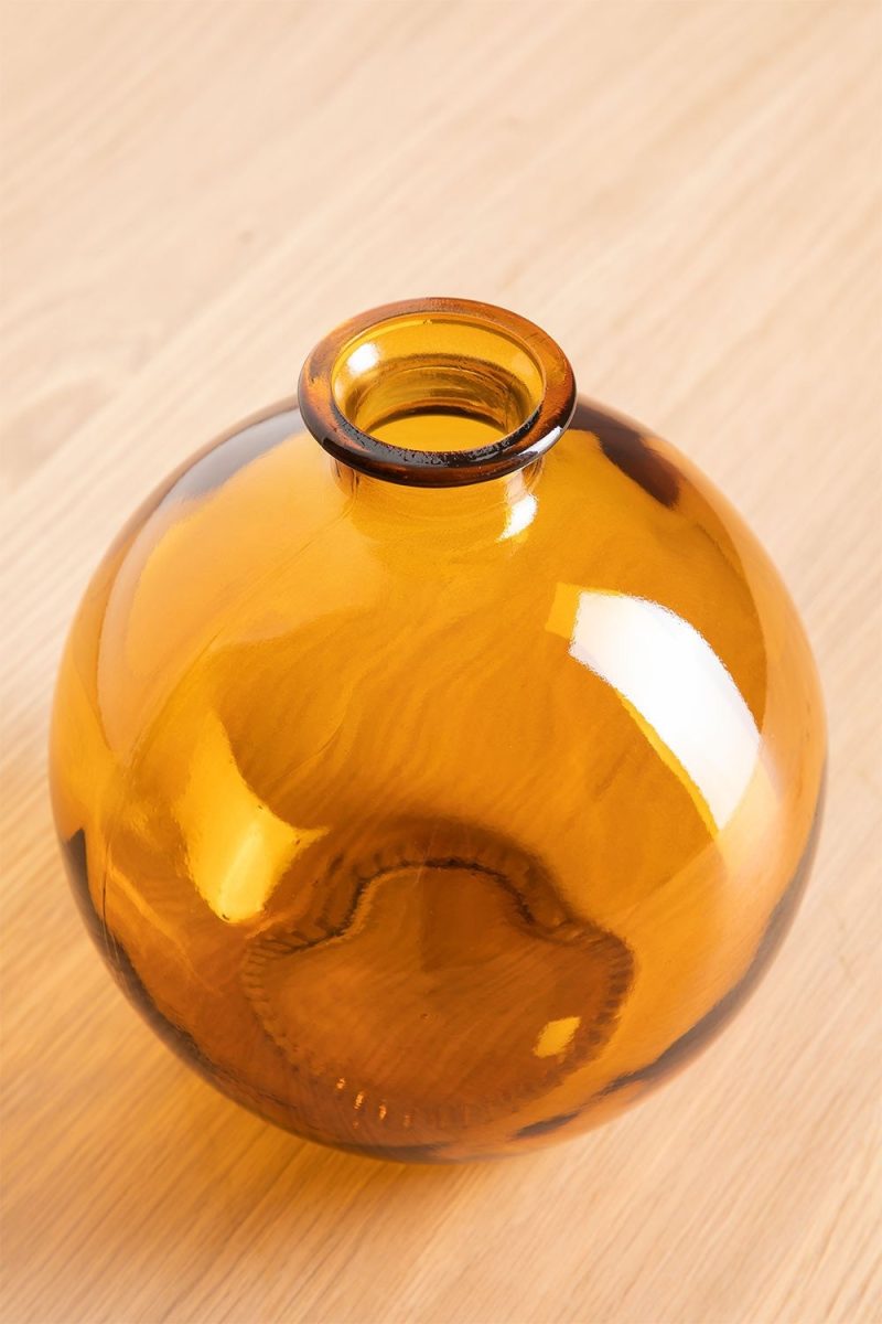 Descubre la elegancia eco-friendly del Jarrón en Vidrio Reciclado Pura de Jameos Estudio. Sofisticación y sostenibilidad en cada detalle.