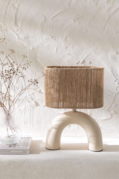 Eleva la elegancia con nuestra Lámpara de Mesa en Cerámica: diseño asimétrico, pantalla de yute, ideal para salón o dormitorio. ¡Ilumina con estilo!