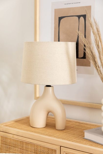 Ilumina con estilo: Lámpara de Mesa "Eclat" en Tela y Cerámica. Asimetría elegante para salones y dormitorios. Requiere bombilla E-27. ¡Descúbrela ahora!