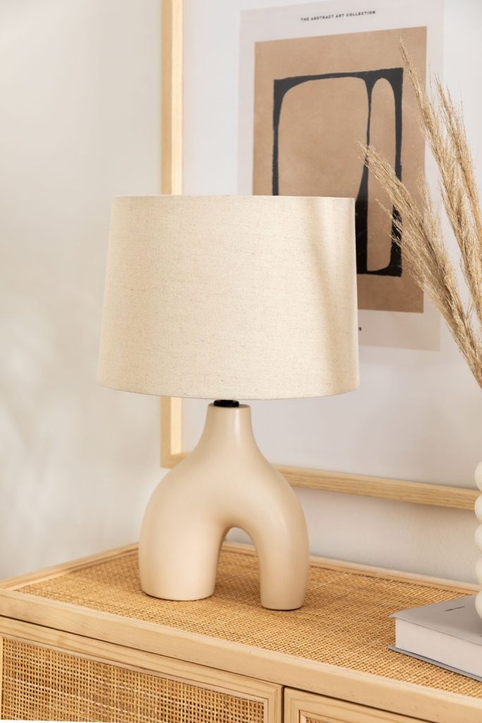 Ilumina con estilo: Lámpara de Mesa "Eclat" en Tela y Cerámica. Asimetría elegante para salones y dormitorios. Requiere bombilla E-27. ¡Descúbrela ahora!