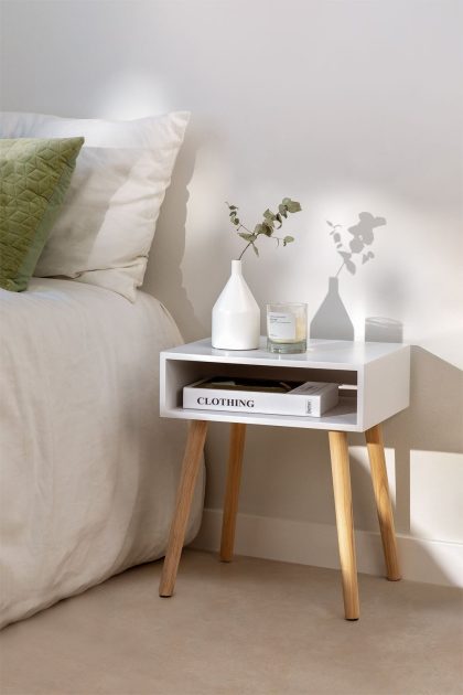 Descubre elegancia funcional en nuestra Mesita de Noche Cuadrada en Madera. Resistente MDF y pino. Estilo nórdico. Medidas 50x41x37 cm. ¡Transforma tu dormitorio!