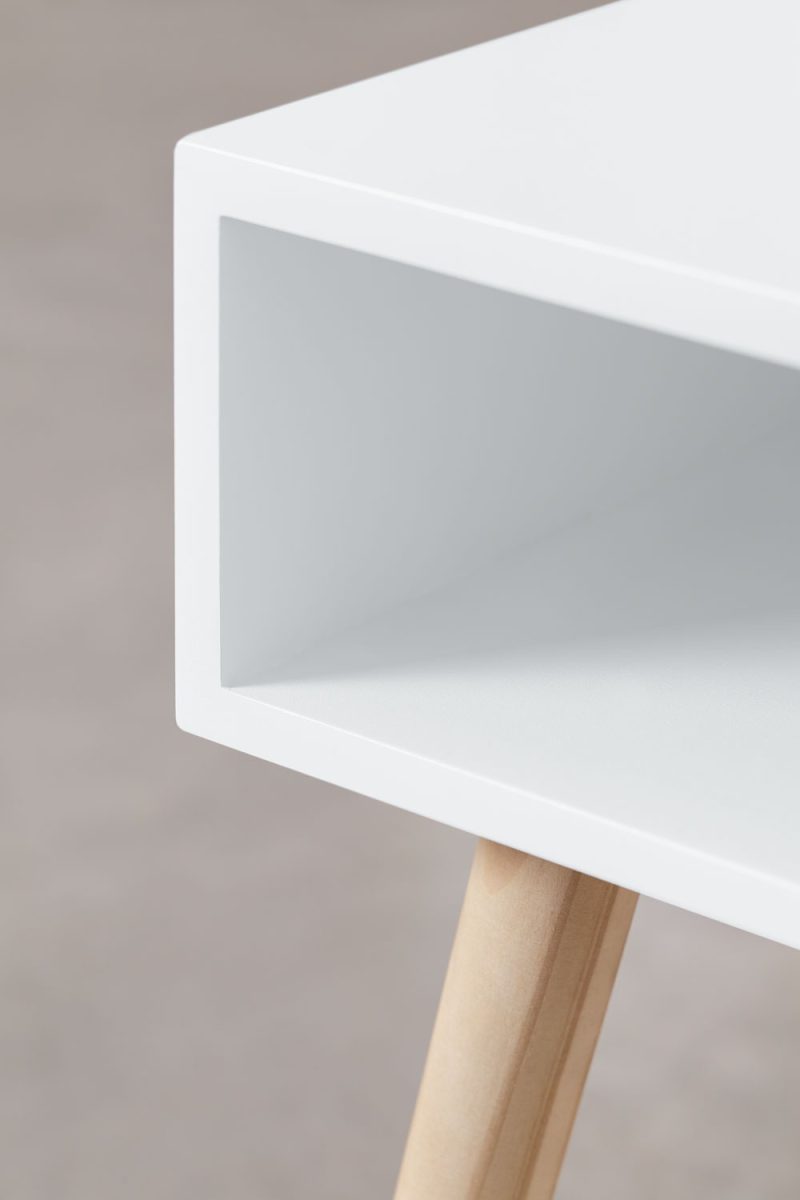 Descubre elegancia funcional en nuestra Mesita de Noche Cuadrada en Madera. Resistente MDF y pino. Estilo nórdico. Medidas 50x41x37 cm. ¡Transforma tu dormitorio!