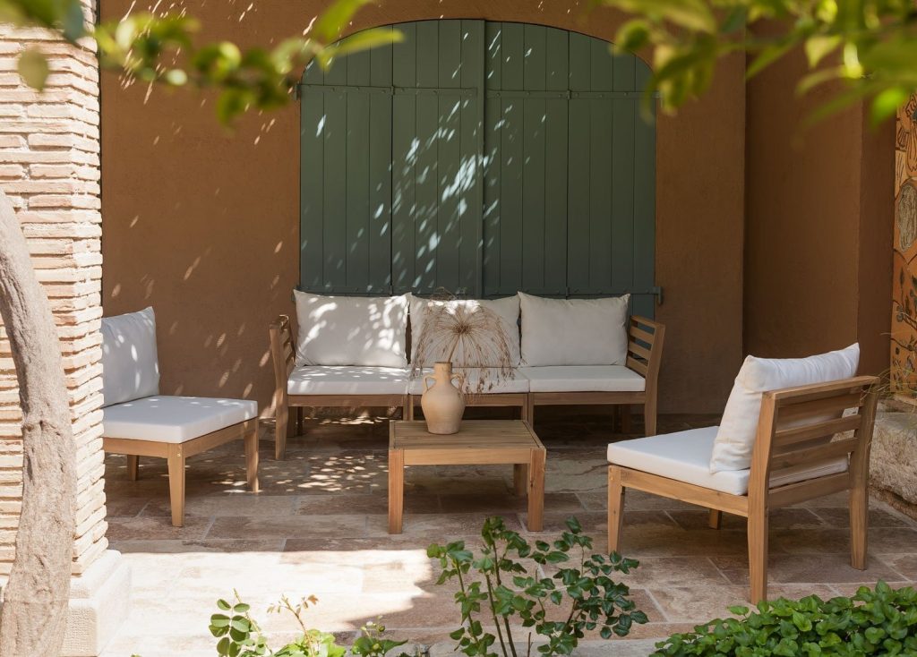 Descubre el Set de Jardín Nova de Jameos Estudio: diseño versátil, robustez de acacia y comodidad en 5 piezas. ¡Transforma tu espacio hoy!
