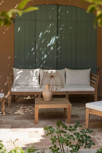 Descubre el Set de Jardín Nova de Jameos Estudio: diseño versátil, robustez de acacia y comodidad en 5 piezas. ¡Transforma tu espacio hoy!