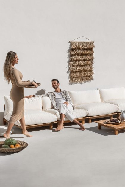 Experimenta la comodidad al aire libre con el Sofá Modular Reclinable de Jardín Verve en Jameos Estudio. Estilo natural y versatilidad en 4 piezas. ¡Descúbrelo hoy!