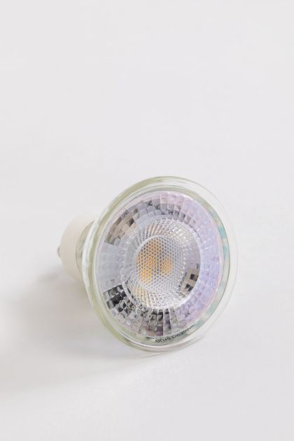 Experimenta la eficiencia y elegancia con la Bombilla LED GU10 7W de Jameos Estudio. Ahorro energético del 80-90%. Combínala con estilo en nuestra web.