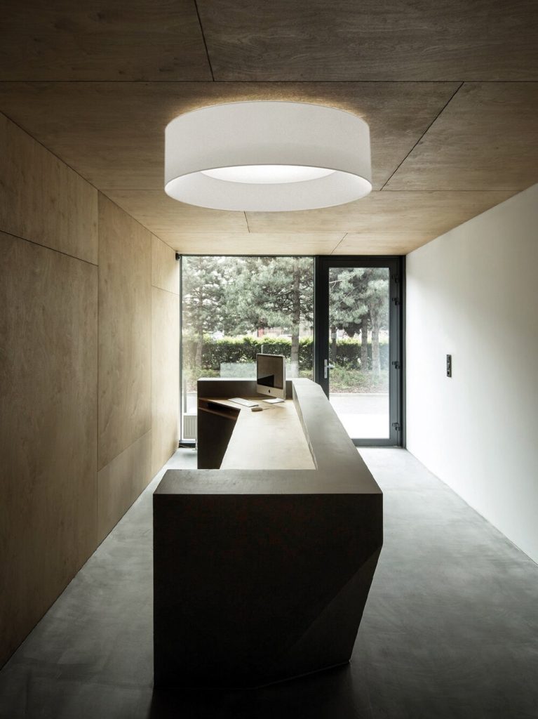 Descubre la elegancia luminosa con "IN TRANSLUCENT" de MASSMI. Ideal para iluminación versátil en interiores. ¡Transforma tu espacio con estilo!