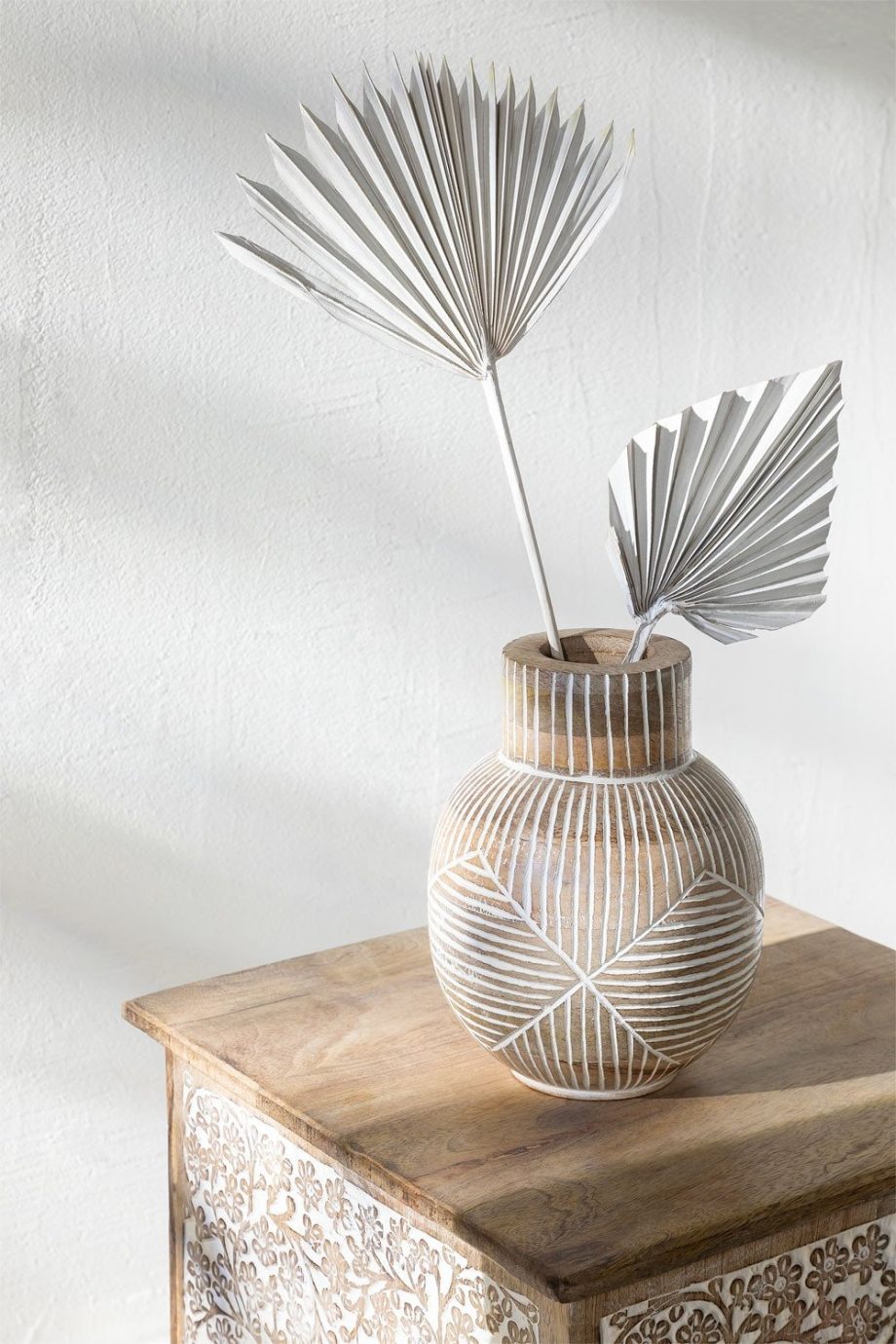Descubre la autenticidad de nuestro Jarrón en Madera de Mango Zalor: elegancia tallada a mano para transformar tus espacios.