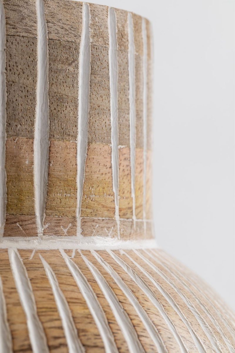 Descubre la autenticidad de nuestro Jarrón en Madera de Mango Zalor: elegancia tallada a mano para transformar tus espacios.