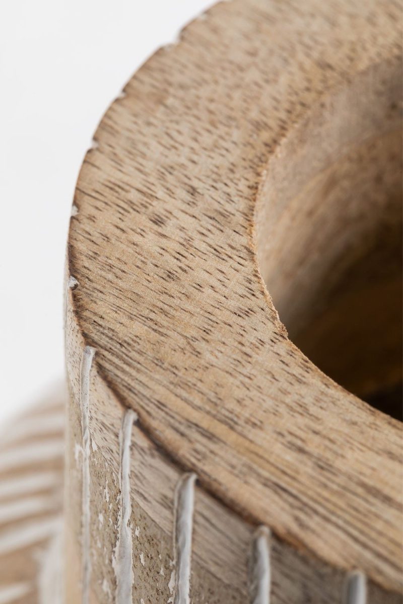 Descubre la autenticidad de nuestro Jarrón en Madera de Mango Zalor: elegancia tallada a mano para transformar tus espacios.