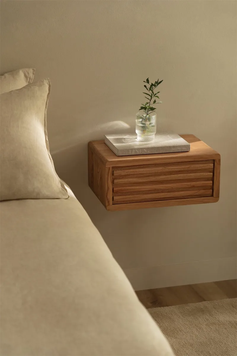 Eleva tu dormitorio con la Mesita de Noche Flotante Linus de Jameos Estudio. Madera mindi, elegancia flotante y funcionalidad única. ¡Descúbrela ahora!