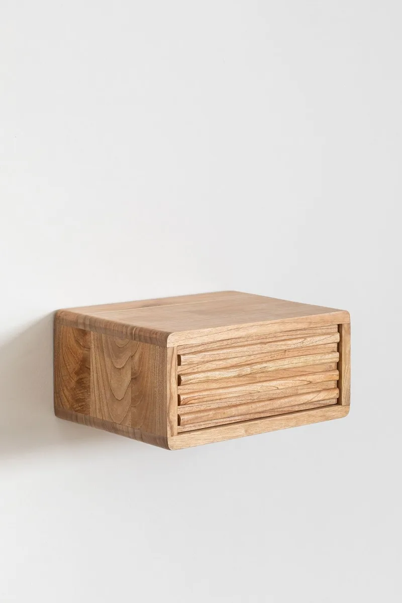 Eleva tu dormitorio con la Mesita de Noche Flotante Linus de Jameos Estudio. Madera mindi, elegancia flotante y funcionalidad única. ¡Descúbrela ahora!