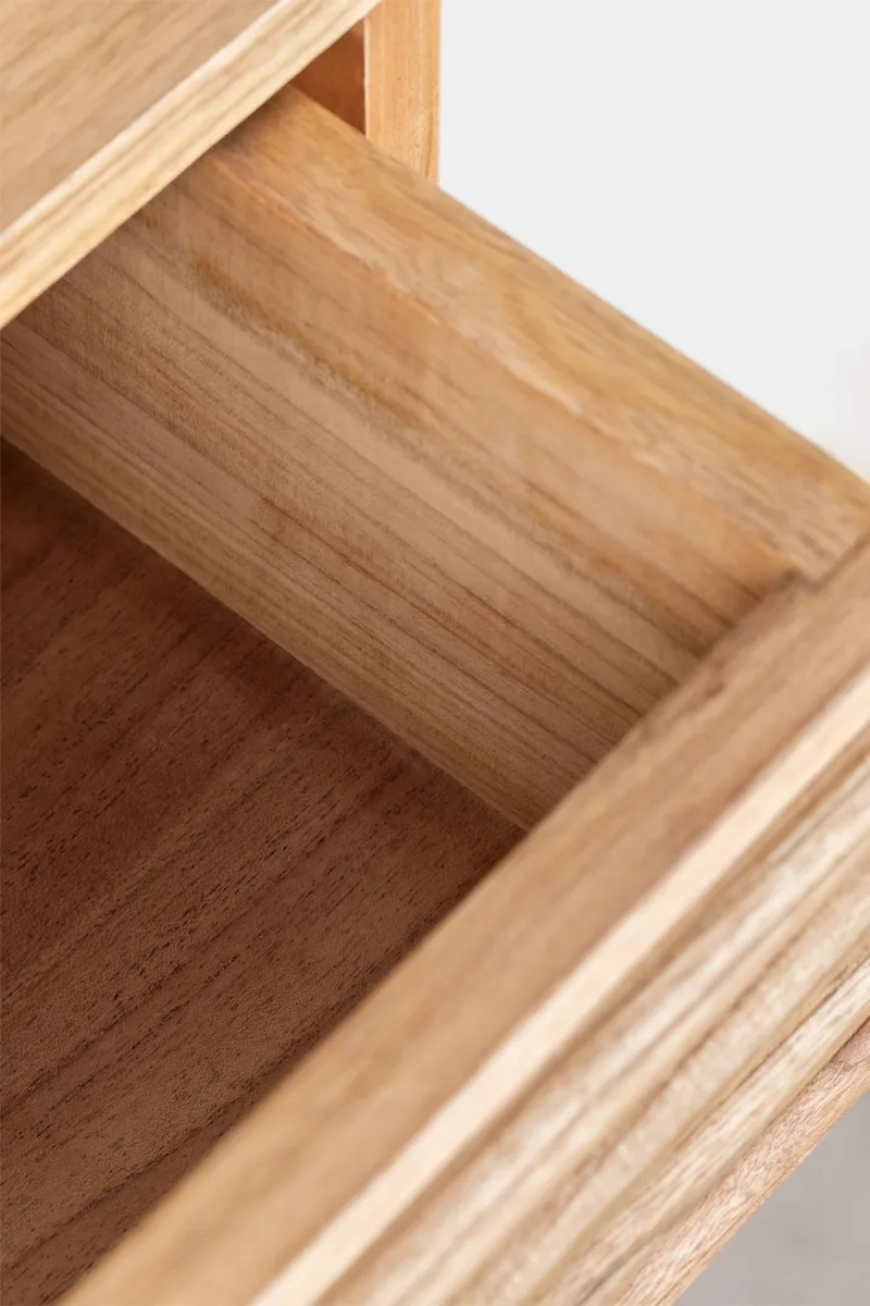 Eleva tu dormitorio con la Mesita de Noche Flotante Linus de Jameos Estudio. Madera mindi, elegancia flotante y funcionalidad única. ¡Descúbrela ahora!