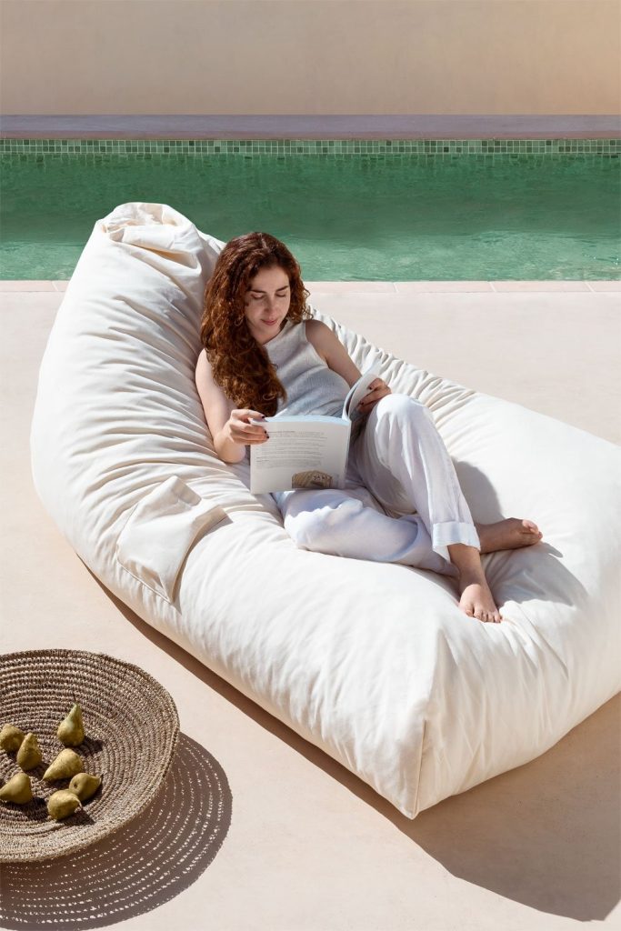 Experimenta la comodidad al aire libre con el Puff Zelix de Jameos Estudio. Resistente, lavable y diseñado para tu espacio. ¡Transforma con estilo!