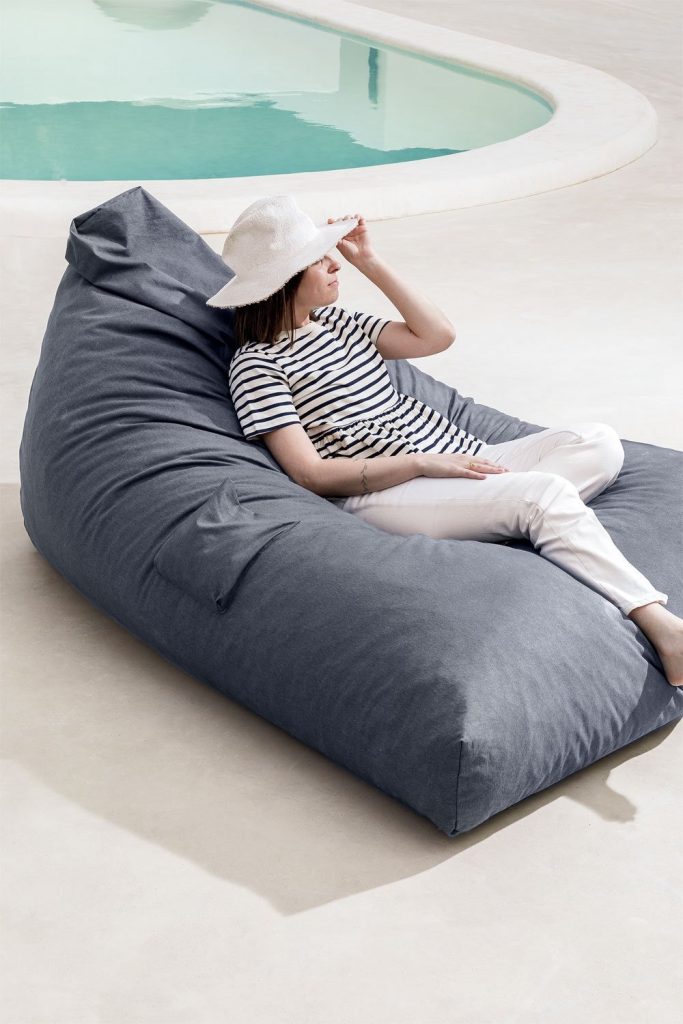 Experimenta la comodidad al aire libre con el Puff Zelix de Jameos Estudio. Resistente, lavable y diseñado para tu espacio. ¡Transforma con estilo!