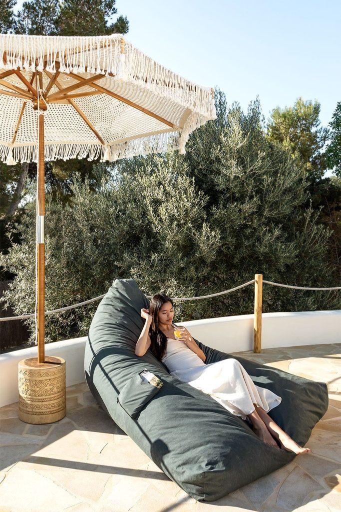 Experimenta la comodidad al aire libre con el Puff Zelix de Jameos Estudio. Resistente, lavable y diseñado para tu espacio. ¡Transforma con estilo!