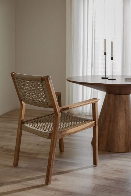 Descubre la Silla de Comedor Vortex: elegancia en madera de acacia con diseño único. Combina estilo y comodidad en tu hogar con Jameos Estudio.