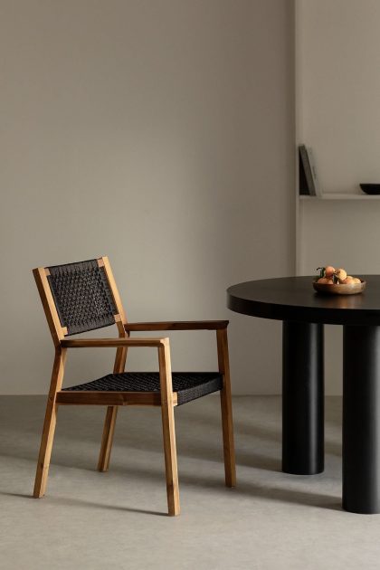 Descubre la Silla de Comedor Vortex: elegancia en madera de acacia con diseño único. Combina estilo y comodidad en tu hogar con Jameos Estudio.