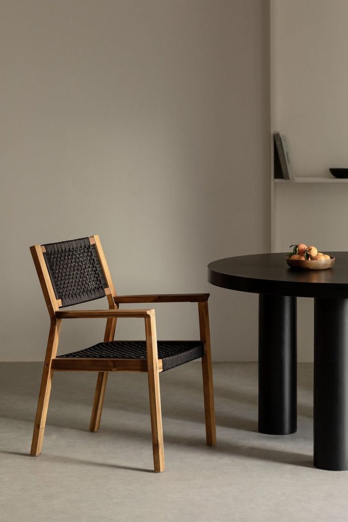 Descubre la Silla de Comedor Vortex: elegancia en madera de acacia con diseño único. Combina estilo y comodidad en tu hogar con Jameos Estudio.