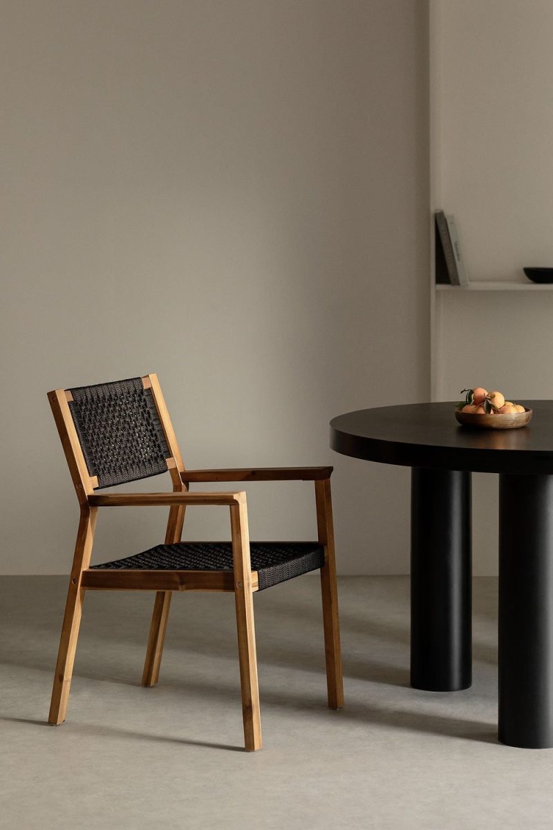 Descubre la Silla de Comedor Vortex: elegancia en madera de acacia con diseño único. Combina estilo y comodidad en tu hogar con Jameos Estudio.