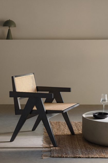 Experimenta el confort del Sillón Xalor: fresno y ratán en armonía. Ideal para salones, despachos o dormitorios. ¡Estilo único de Jameos Estudio!
